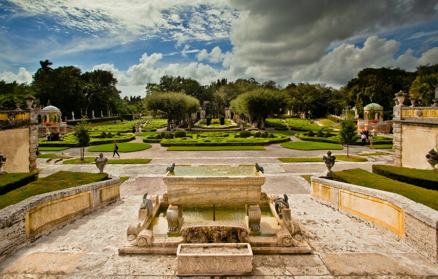 An ornate garden with a fountain in the middle, offering endless photography opportunities for top Miami wedding venues.