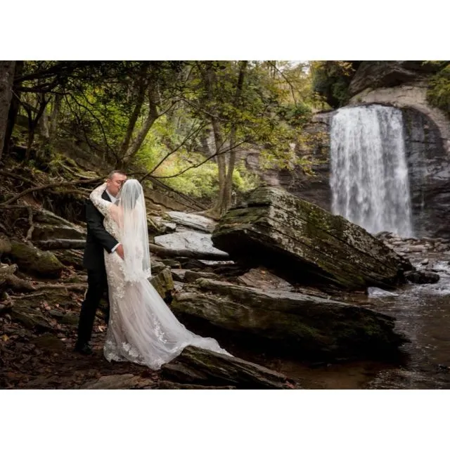 Happiest First Anniversary to Katrina and Nick.  Thanks for trusting me and embracing the weather.  I’m very thankful for the two of you!
Officiant: @love.and.wisdom.officiants 
#ashevilleweddingphotographer #waterfallwedding #pisgah